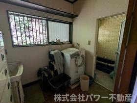 中古戸建　山名町の独立洗面台|独立洗面台、小物を置くことができて便利です