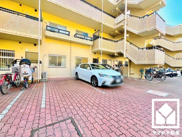 ルミエール葛野大路の駐車場