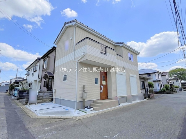 月々６万円台～　新築戸建　川越市下広谷R5-Aの前面道路含む現地写真|前面道路含む外観　人気のある角地です♪北側4.0ｍ位置指定道路、西側5.0ｍ位置指定道路