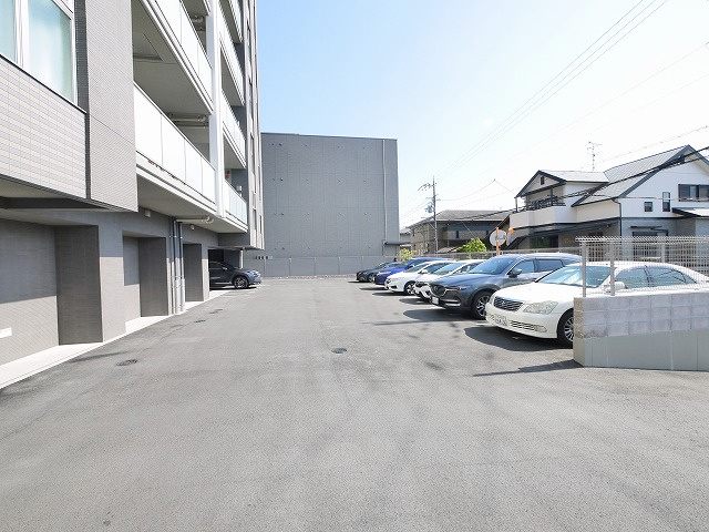 ラヴィーナ大和西大寺の駐車場