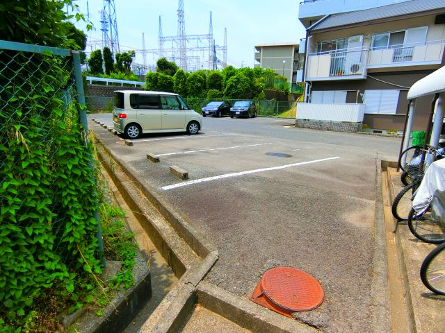 ロイヤルハイツ光明池の駐車場