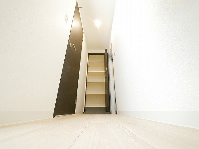 ジーメゾン奈良エルカーサの玄関