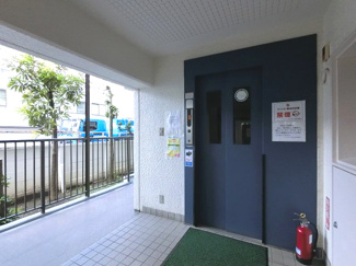 【その他共用部分】 | お買い物時やベビーカーの出し入れに便利なエレベーター付です。