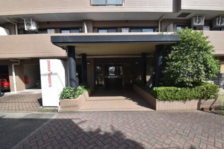 【エントランス】 | オートロックを備えた、マンションのエントランス。やはりセキュリティの観点は欠かすことができません。皆様を“安全”に送り出し、出迎えてくれます。～即日のご見学可能～　お問合せはお気軽にどうぞ。