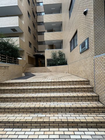 ライオンズマンション箱崎町のその他共用部分|レンガ調の外壁がポイント