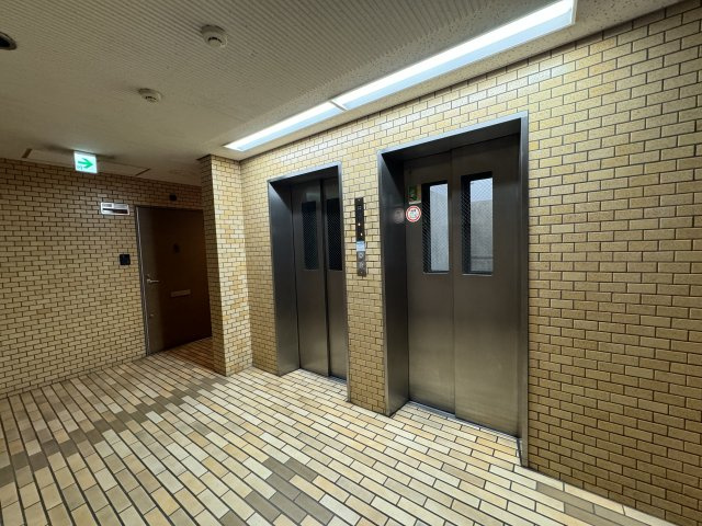 ライオンズマンション箱崎町のその他共用部分|エレベーターが2基付いています