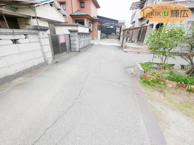 高砂市阿弥陀町南池　土地の前面道路含む現地写真|前面道路は広々としておりますので、お車の運転が苦手な方でも安心ですね。