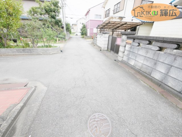 【周辺】 | 高砂市阿弥陀町南池　土地 | 前面道路は広々としておりますので、お車の運転が苦手な方でも安心ですね。