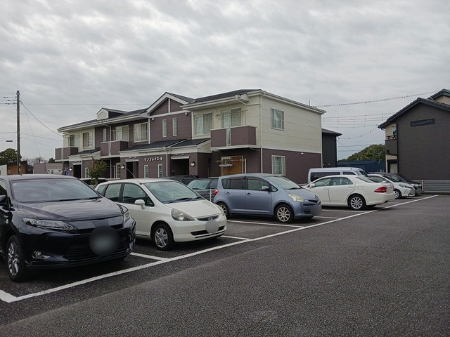 サンプレイスＰａｒｔ２の駐車場