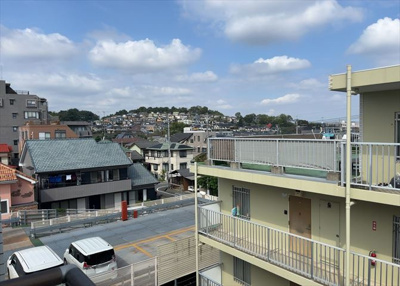 【展望】 | メゾンドアンピィール | 眺望の良さを楽しめるダイニングキッチンで家族団らんの時間を過ごしてはいかがでしょうか。バルコニーから見える景色を家族で眺める時間は、時間が経つのを忘れてしまいそうですね。是非、現地を見に行きましょう！