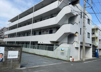 【現況写真】 | メゾンドアンピィール | 外観はマンション管理がされているかの目安になります。築年数が古いと、壁面は劣化してひび割れが生じることも！建物が古びていても細かいところが修繕されていると、きちんと管理されているなぁと感じるでしょう。