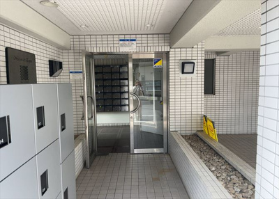 【エントランス】 | メゾンドアンピィール | マンションのエントランスには、もともと風よけや防犯の役割がありますが、マンションによって宅配ボックスなどの設備が備わっている所もあります。日々の生活をイメージしながら生活しやすさをチェックしましょう。