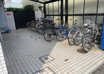 【駐輪場】 | メゾンドアンピィール | マンションの駐輪場は、事前に空きがあるか確認を取ると安心です。せっかく入居したのに駐輪スペースがない！なんてことになったら大変ですよね。そこで、内見時や購入前にはまず事前に確認しておくと良いでしょう。