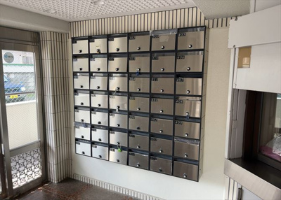 【設備】 | メゾンドアンピィール | エントランス付近に設置されている集合ポストは、住んでいる部屋と離れているため、ポストをあさるなど誰かに何かされていても被害に気づきにくいです。入居する時には他人に特定されにくい番号で鍵をかけましょう！