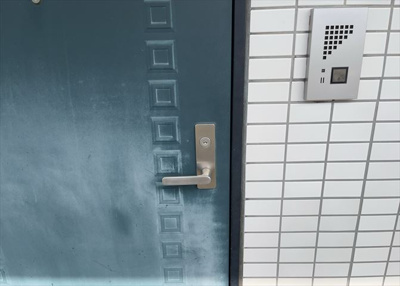 【防犯設備】 | メゾンドアンピィール | 当然のことではありますが、オートロックやセンサーライト、ホームセキュリティーなどの防犯設備があれば、小さいお子様がいるご家庭も安心ですよね！まず物件購入の際は、防犯設備もチェックするようにしましょう。