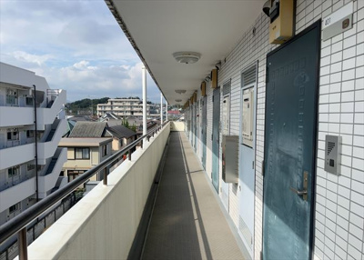 【その他共用部分】 | メゾンドアンピィール | 共有部分は、住民なら誰もが使える設備のこと。例えば駐車場やエレベーター、インターネット設備、セキュリティ設備などがあります。他にも、マンションの廊下・外部階段やエントランス・ゴミ置き場などがあります。