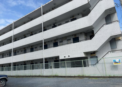 【構造・工法・仕様】 | メゾンドアンピィール | ＲＣ造、Reinforced Concreteは直訳すると補強されたコンクリートです。主に柱や梁・床・壁が鉄筋とコンクリートで構成おり、鉄筋を組んだ型枠にコンクリートを流し込んで固めたものを指します。