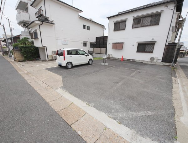 シティパレス川之上町の駐車場
