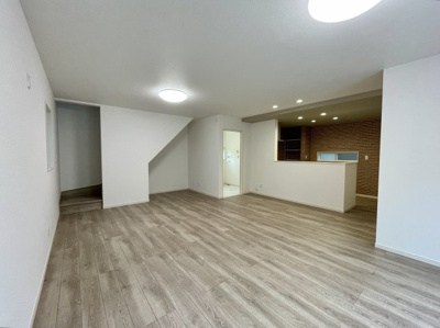 【居間・リビング】 | 【LDK家具設置イメージ】
※画像に含まれる家具家電はCGで作成したイメージです。実際の物件には付帯しません。