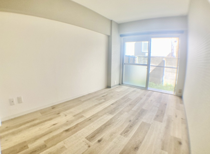 グレイスハイツ本山南町の洋室|LDKに隣接した6帖のお部屋です！非常に陽当りが良いのが特徴です！ 
リビングから目が届く場所なので、お子様の遊び部屋・お昼寝スペースとして使うのもオススメです！