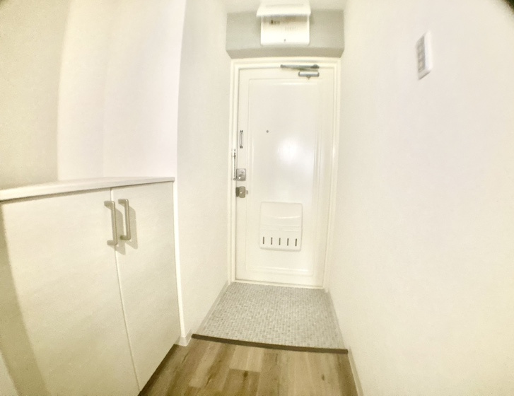 グレイスハイツ本山南町の玄関|上質感漂う玄関へのアプローチ。居住者の帰り、訪れる方を優しく迎える・安らぎに満ちた生活空間を予感させる。健やかな暮らしを楽しめそう。