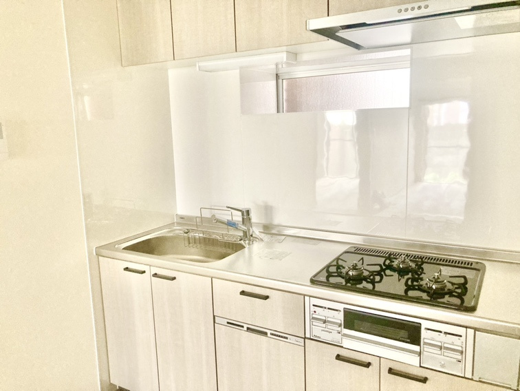 グレイスハイツ本山南町のキッチン|キッチンも新しく交換済みです！
食器洗浄乾燥機や３口コンロなど家事をしやすくするための物を備え付けています！