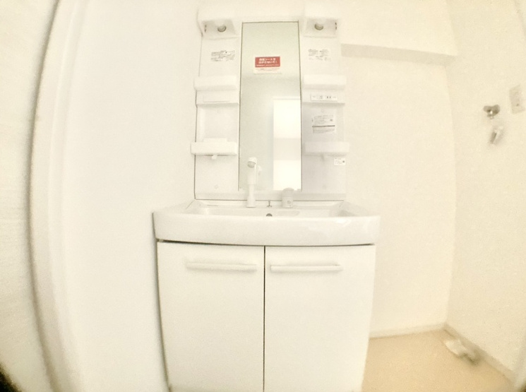 グレイスハイツ本山南町の独立洗面台|たっぷりの収納を設けたシャワー付洗面台で快適な暮らしをはじめてみませんか。