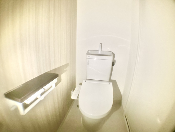 グレイスハイツ本山南町のトイレ|トイレも交換済みです！
今では当たり前の温水洗浄便座付き。便座を温める機能もついていて、居心地良くてトイレから出られなくなるかも！