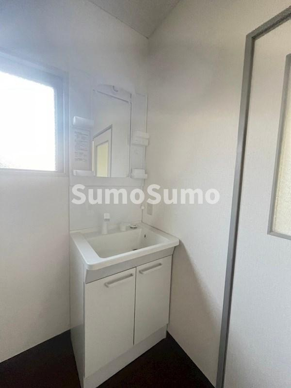 マリンパレス須磨の独立洗面台|独立洗面台、小物を置くことができて便利です