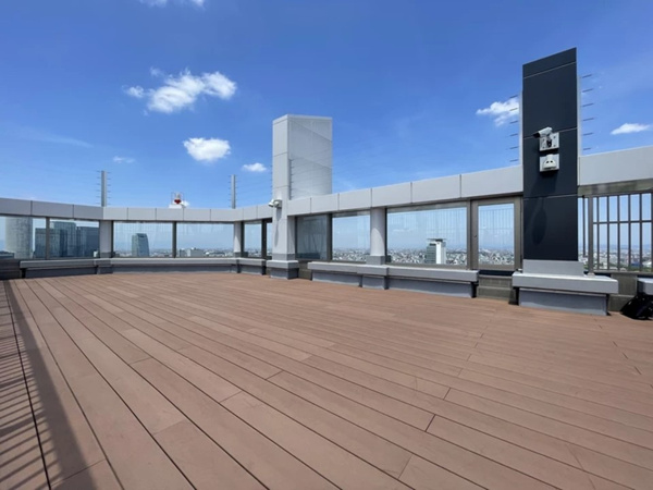 【その他共用部分】 | 【屋上テラス】地上31階部分にあたる、開放感いっぱいのテラス！床は爽やかなウッドデッキです！