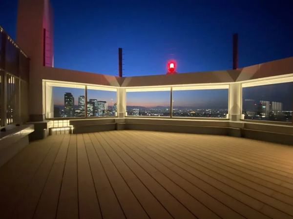 【その他共用部分】 | 【屋上テラス】名古屋市内を一望できる好ロケーション！夜にはダイナミックな夜景をお楽しみいただけます！