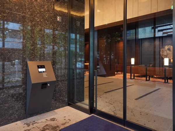 【エントランス】 | 【風除室】ラグジュアリーホテルのような、グレード感あふれるエントランス！もちろんオートロックです！