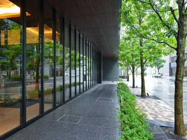 【その他共用部分】 | 【共用部分】エントランスホール横の通路です！敷地周辺は緑が多く配置され、潤いある景観に。