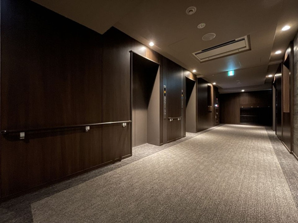 【その他共用部分】 | 【エレベーターホール】空調完備で365日快適です。エレガントなカーペット敷きの、落ち着きある空間。
