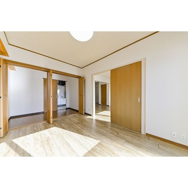 一宮市浅野字大島の賃貸マンションの居間・リビング