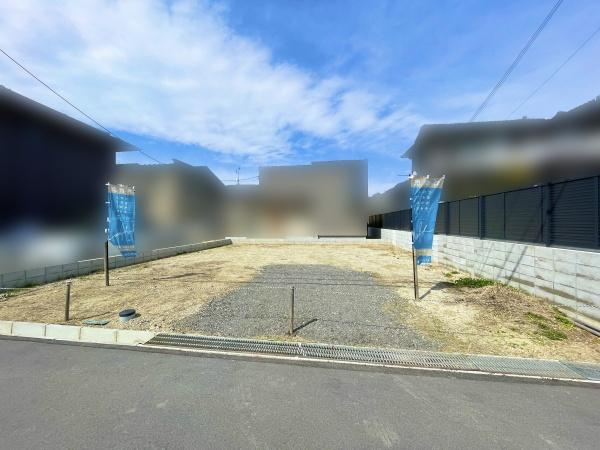 【前面道路含む現地写真】 | 前面道路は閑静な住宅地をはしる車通りの少ない道路。お車の出し入れが苦手なママや小さなお子様にも安心ですね。しっかり舗装もされているので、ベビーカーや自転車で通っても快適に通行できます。