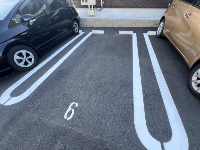ユー　ジュネスの駐車場