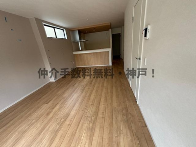 【居間・リビング】 | 神戸市垂水区南多聞台8丁目　新築戸建3号棟　仲介手数料無料！ | 使いやすい居間です