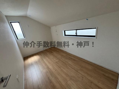 【洋室】 | 神戸市垂水区南多聞台8丁目　新築戸建3号棟　仲介手数料無料！ | 落ち着いた色調の洋室です