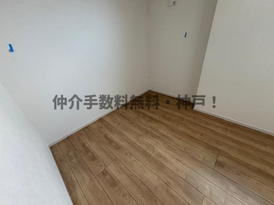 【洋室】 | 神戸市垂水区南多聞台8丁目　新築戸建3号棟　仲介手数料無料！ | 落ち着いた色調の洋室です