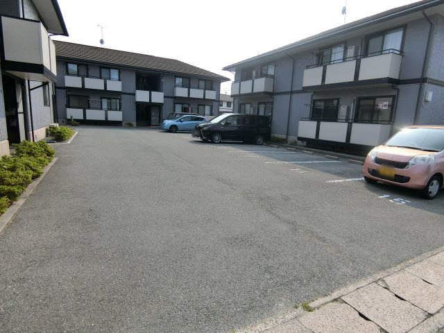 プリムローズⅢC棟の駐車場