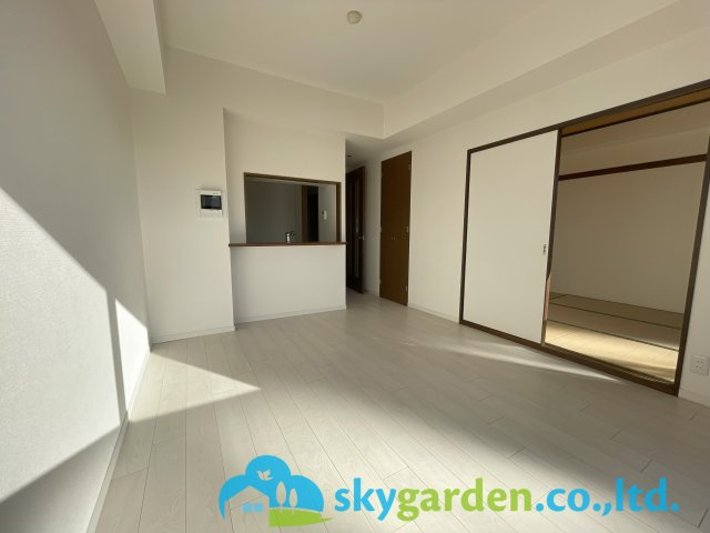 グランマーレ本厚木の居間・リビング|リビング隣に和室　寛げます