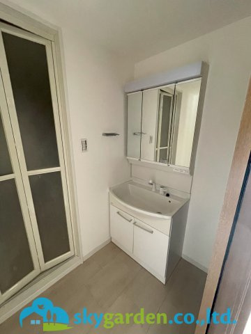 グランマーレ本厚木の独立洗面台|三面鏡付き洗面台