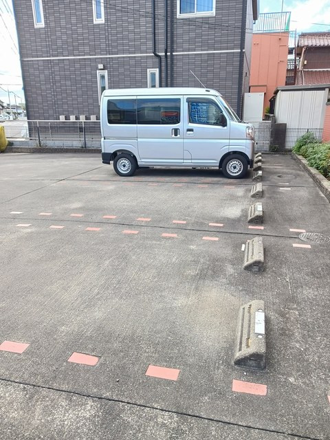 ドゥーハウスⅢの駐車場