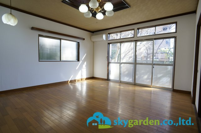 平塚市片岡　中古一戸建の居間・リビング|ゆったりとしたリビングです