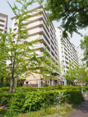 西宮市西宮浜４丁目の中古マンションの外観