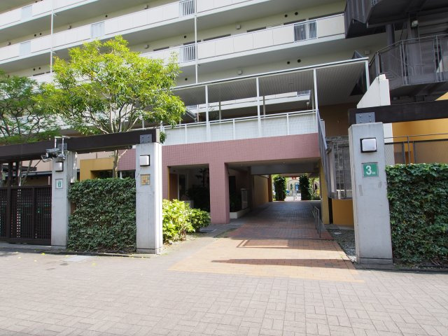 西宮市西宮浜４丁目の中古マンションのエントランス