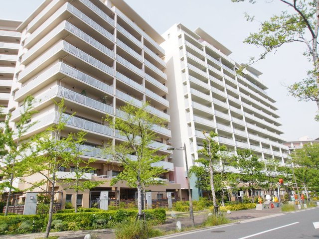 西宮市西宮浜４丁目の中古マンションの外観