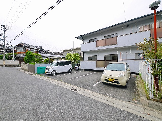 メゾンフルールの駐車場