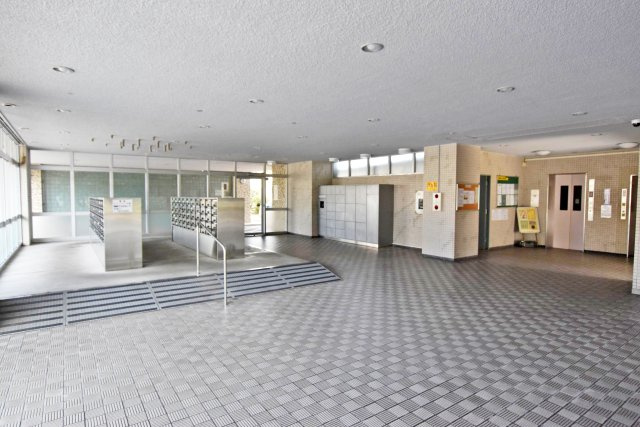 鳴尾小松住宅A棟のエントランス|共用部　清潔感があり開放感たっぷりのエントランスです。